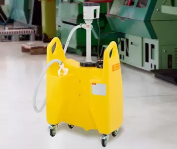 Carrello di trasferimento per prodotti chimici da CEMO si trova in una fabbrica